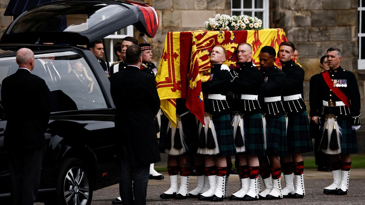 EuropaPress 4678010 11 september 2022 united kingdom edinburgh pallbearers carry the coffin of EuropaPress 4678010 11 september 2022 united kingdom edinburgh pallbearers carry the coffin of