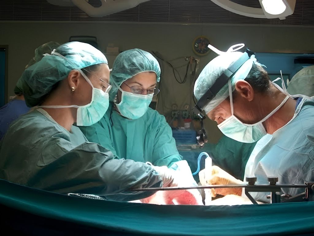 Médicos realizan un trasplante renal