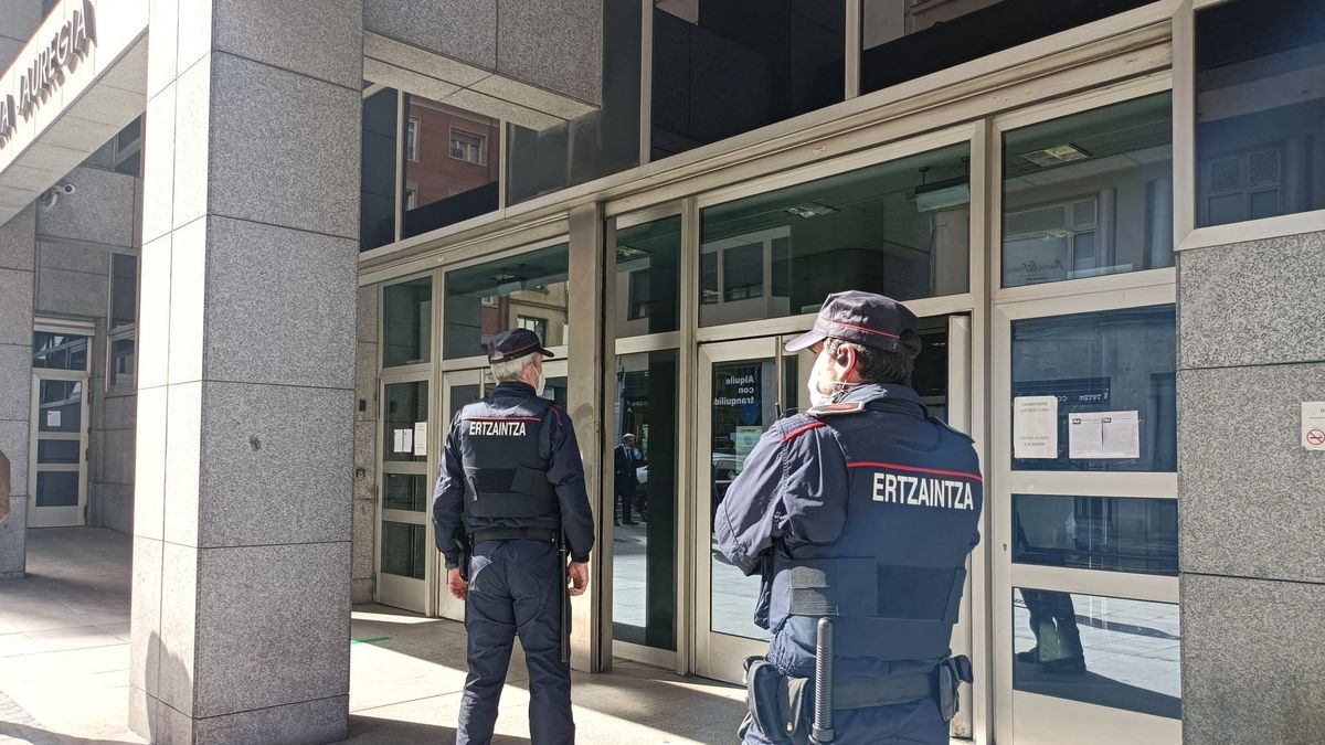 Agentes de la Ertzaintza frente a la Audiencia provincial de Vizcaya donde se celebra el juicio Agentes de la Ertzaintza frente a la Audiencia provincial de Vizcaya donde se celebra el juicio
