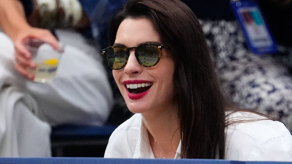 Anne Hathaway, celebrando un tanto en el partido de Alcaraz y Rudd en el US Open