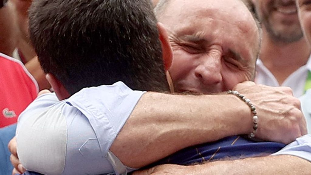 Carlos Alcaraz abraza a su tío tras ganar el US Open