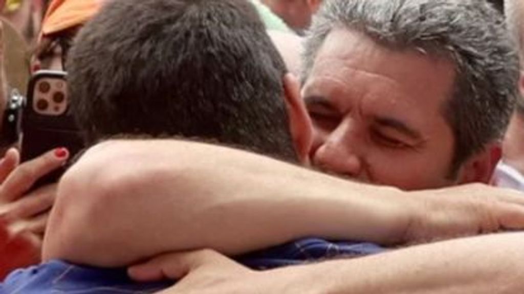 Carlos Alcaraz, abrazado a su padre tras ganar el US Open