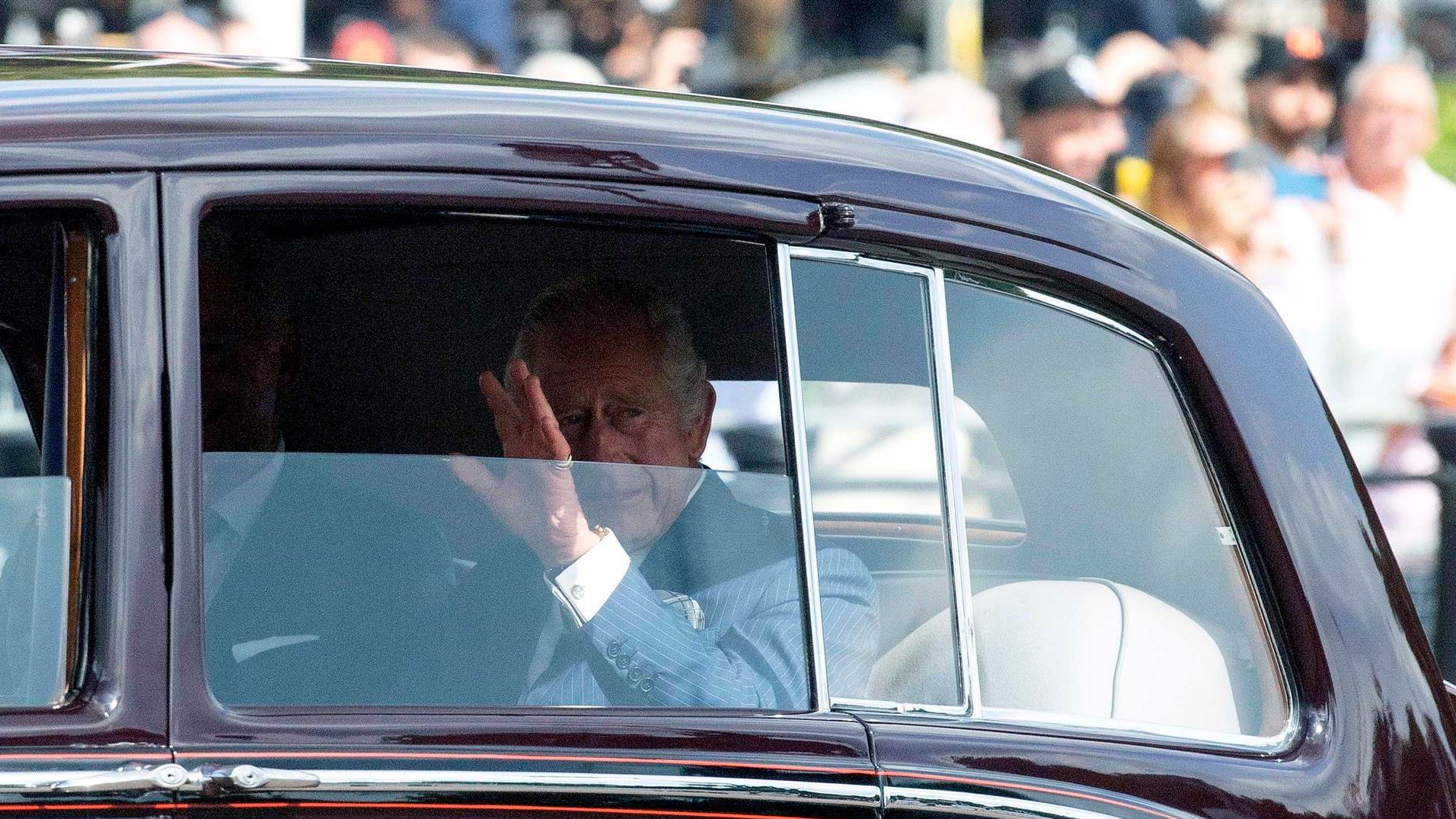 Carlos III recibe las condolencias del Parlamento