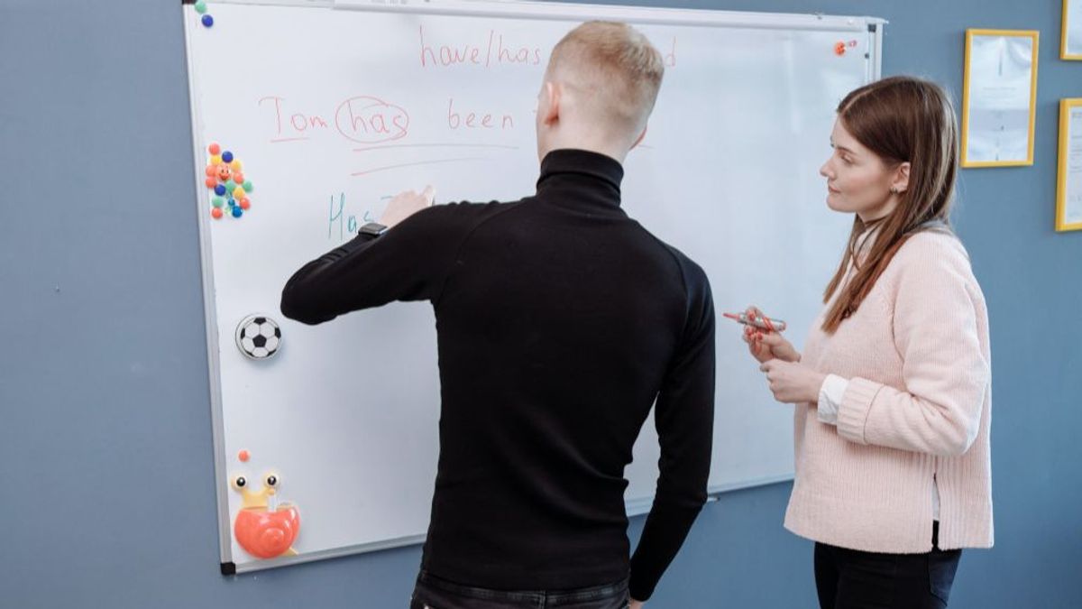 Dos estudiantes en una clase. Dos estudiantes en una clase.