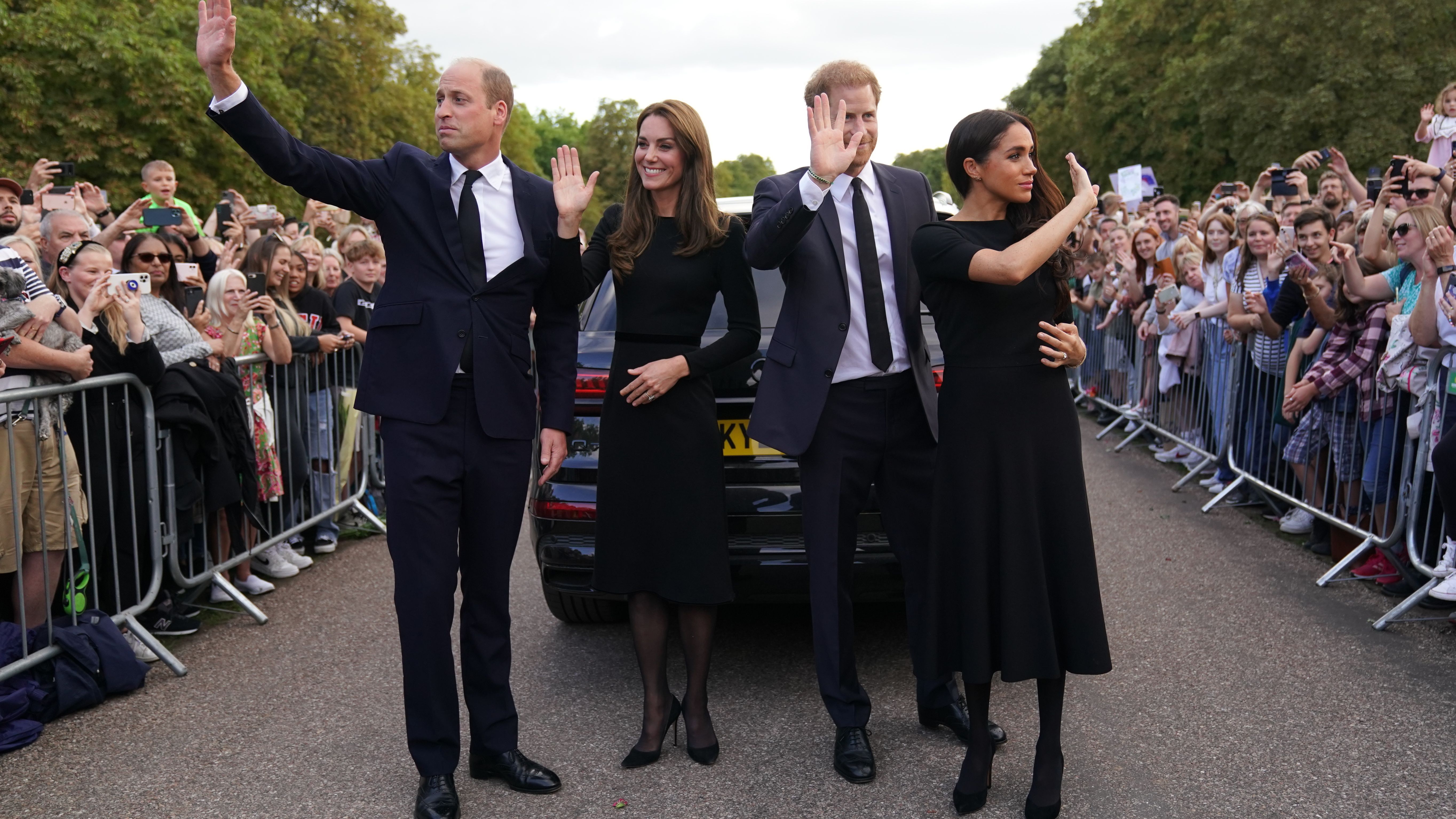 El baño de masas de la familia real británica, que recibe el pésame tras perder a la reina