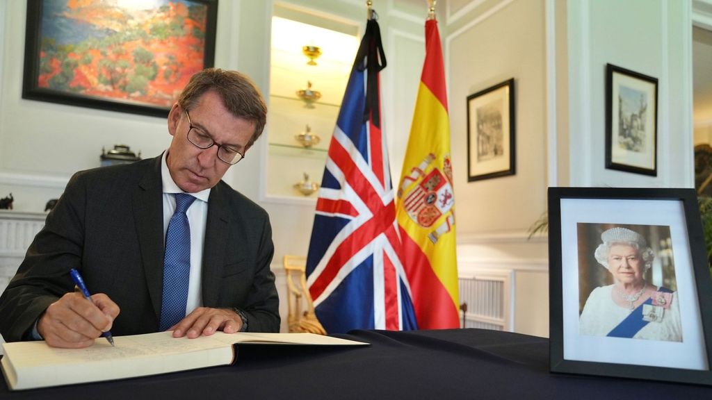 El presidente del PP, Alberto Núñez Feijóo, hoy en la embajada británica firma en el libro de condolencias