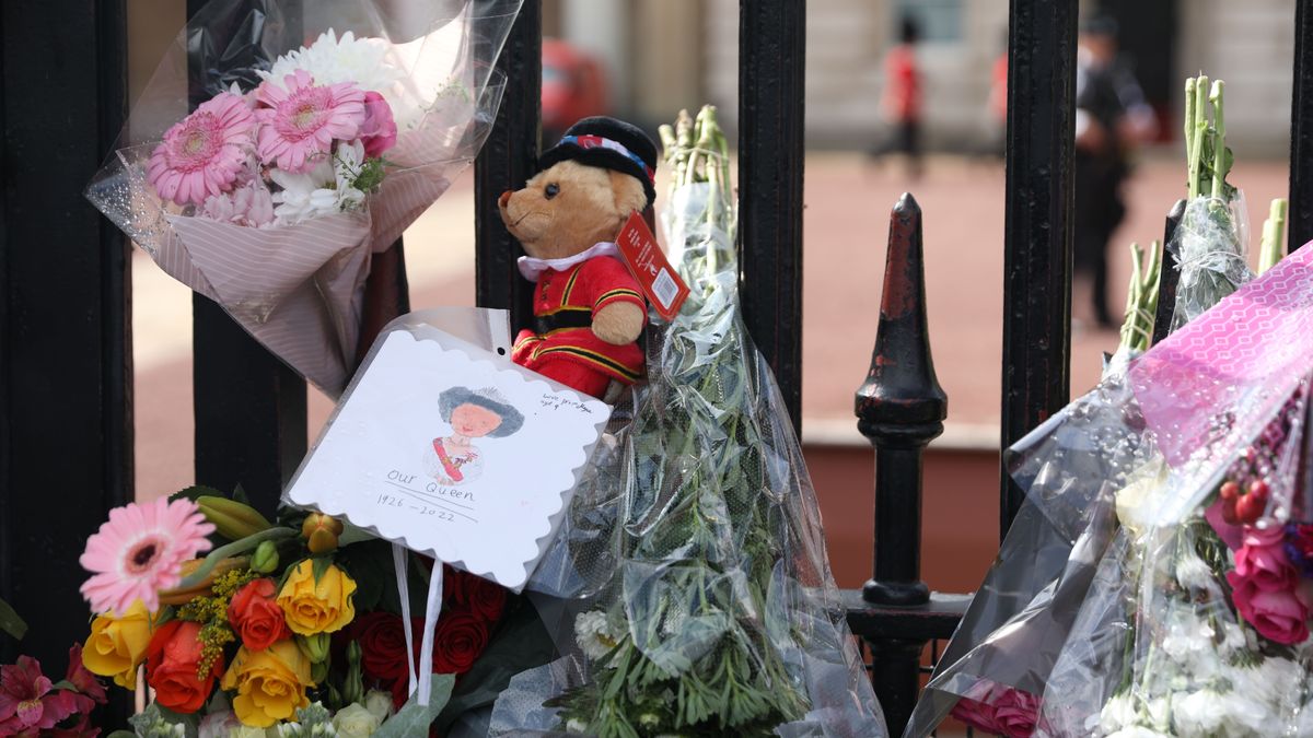 Flores e imágenes en recuerdo a la reina Isabel II, en el Buckingham Palace