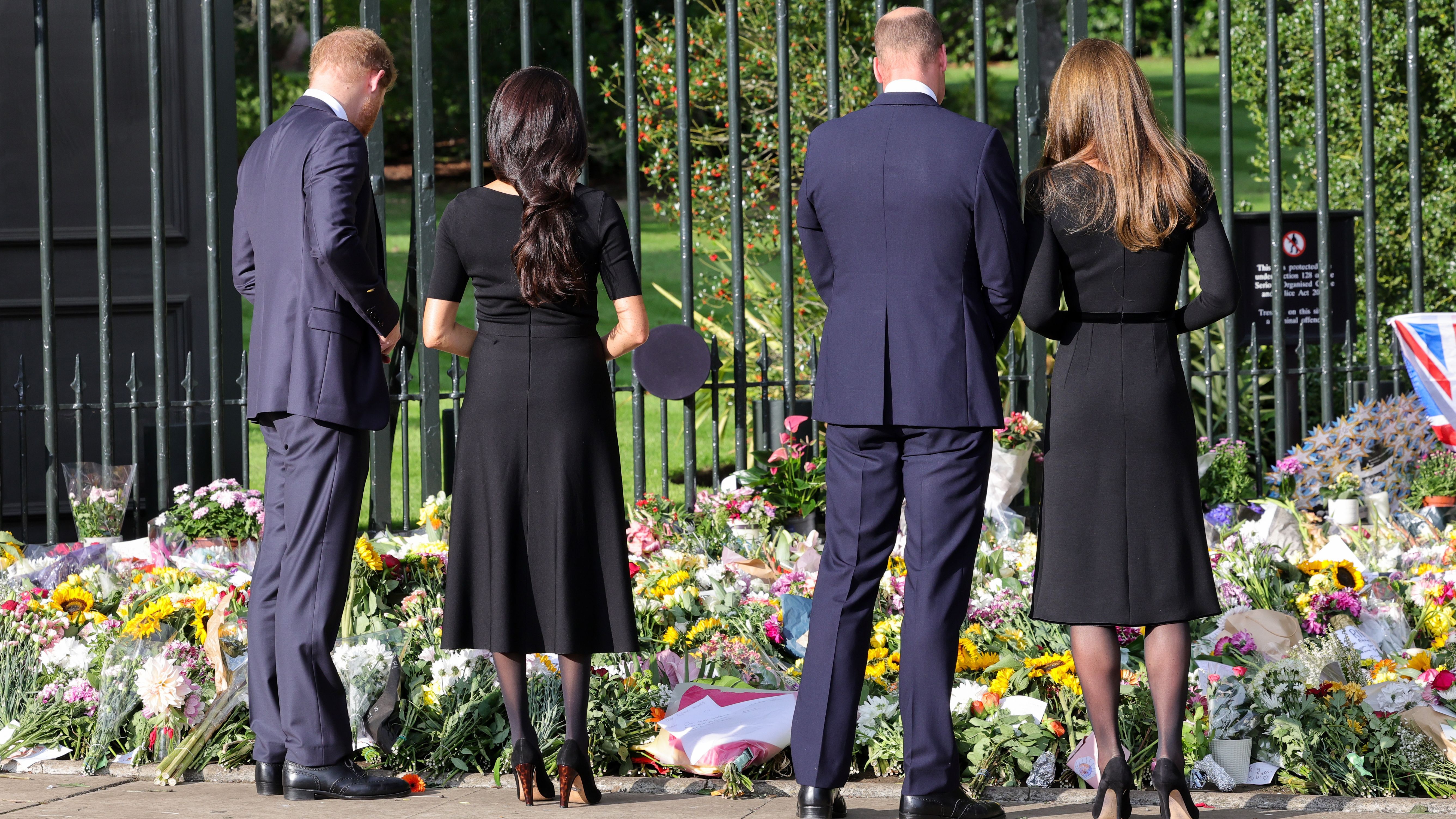 Harry, Meghan, Guillermo y Kate, emocionados con las muestras de afecto del pueblo hacia la reina