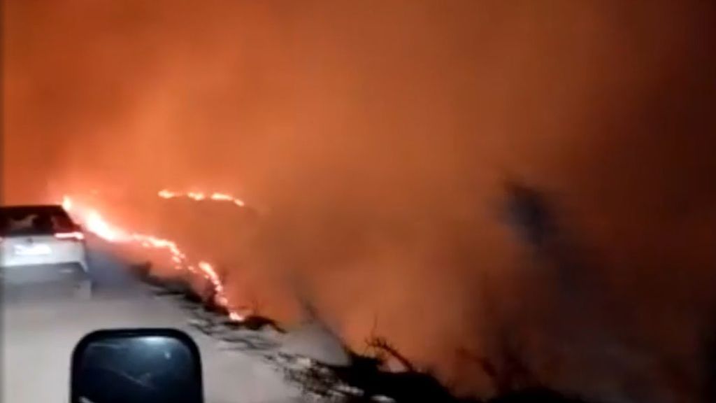 Un bombero que trabajaba en la extinción del incendio de Los Guájares, en Granada, evacuado al hospital