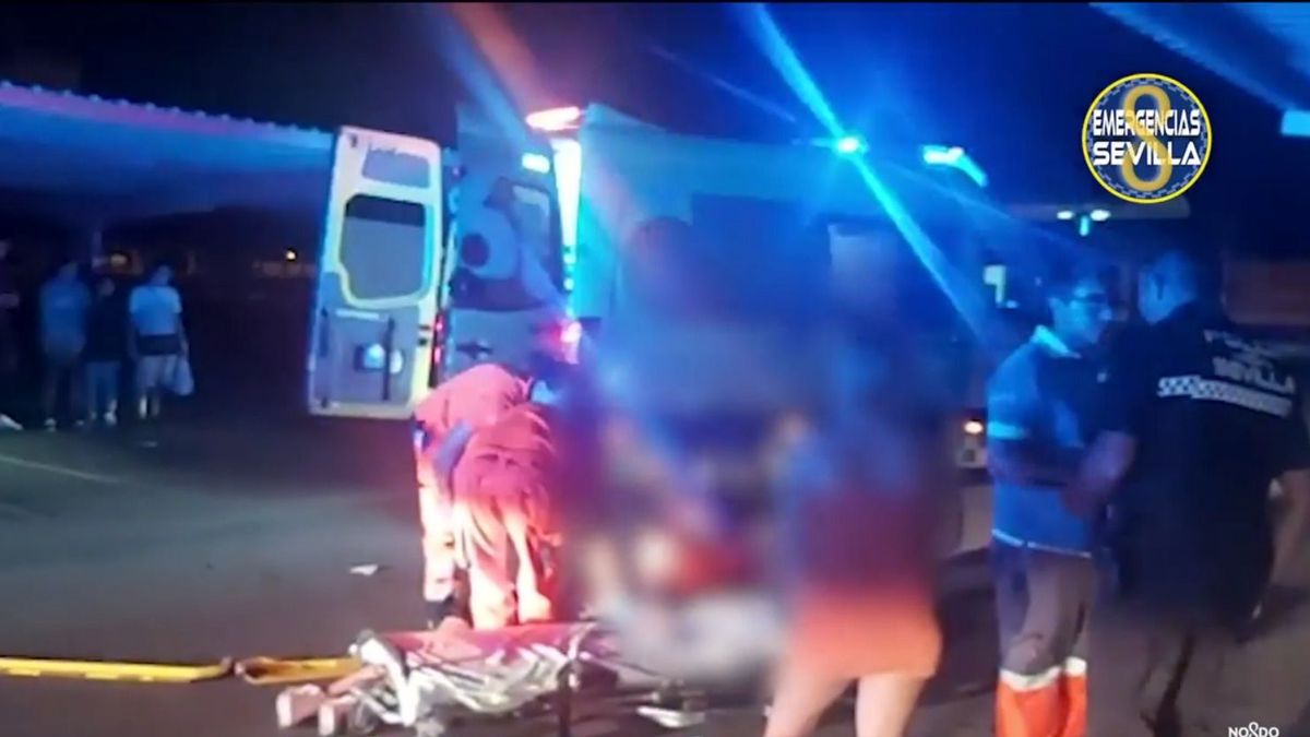 Joven siendo atendido por Emergencias en Sevilla Joven siendo atendido por Emergencias en Sevilla