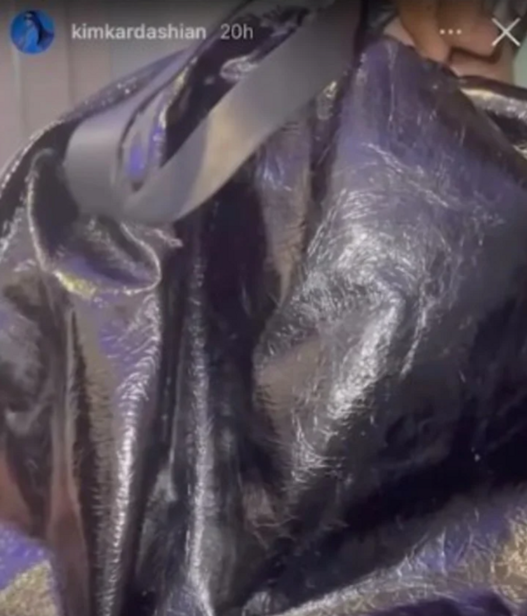 Kim Kardashian presenta la 'trash bag grande' de Balenciaga