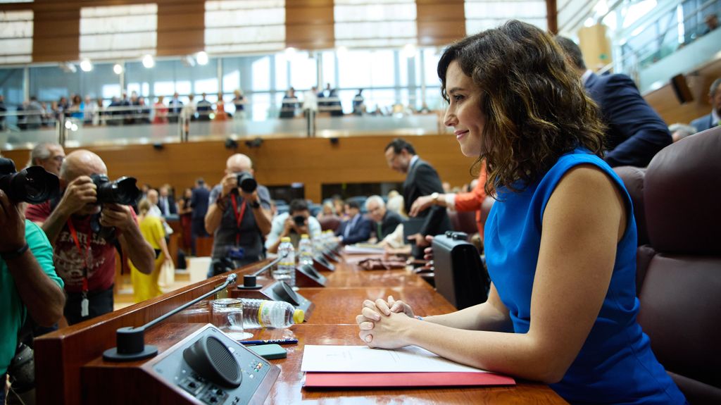 La presidenta de la Comunidad de Madrid, Isabel Díaz Ayuso, posa durante el debate del Estado de la Región, en la Asamblea de Madrid, a 12 de septiembre de 2022, en Madrid (España).