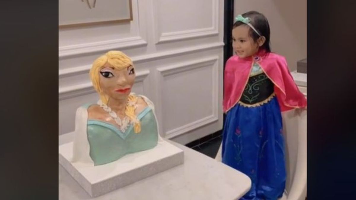 La reacción de una niña al ver su tarta de Frozen