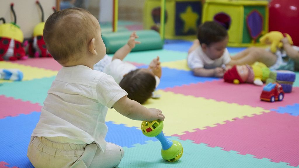 Un bebé juega en su primer día del curso 2022/2023 del primer ciclo de Infantil, a 1 de septiembre de 2022, en Sevilla (Andalucía, España).
