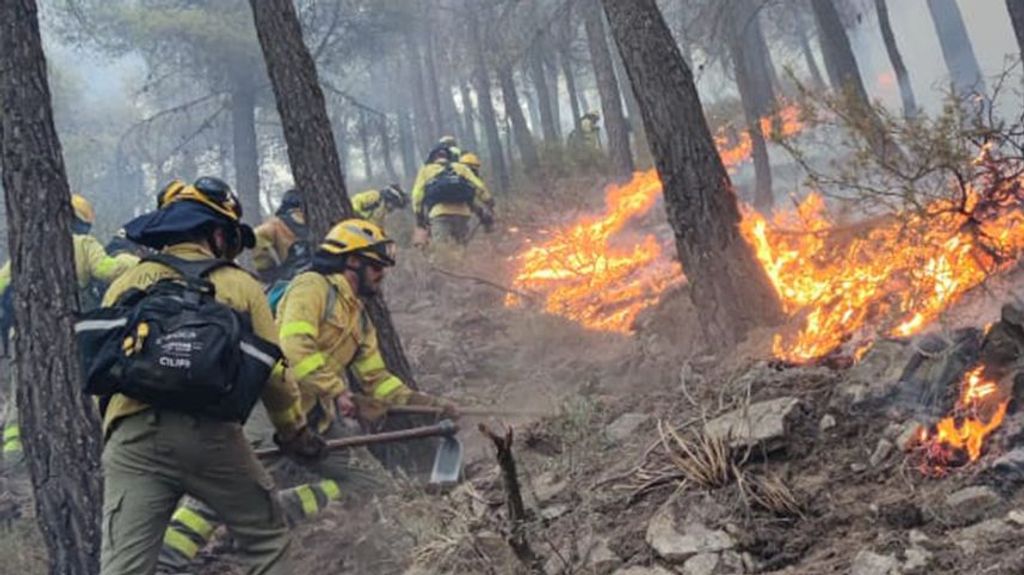 El incendio de Granada obliga a desalojar dos localidades y las llamas siguen sin control