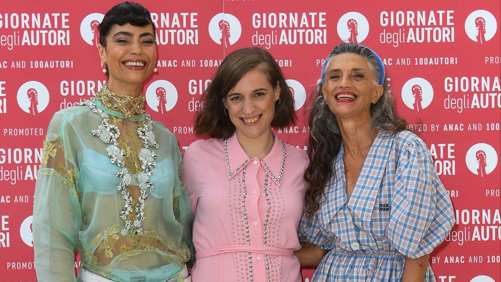 Carla Simón (en el centro) acudió al reciente Festival de Venecia tras haber sido madre de Manel, su primer hijo