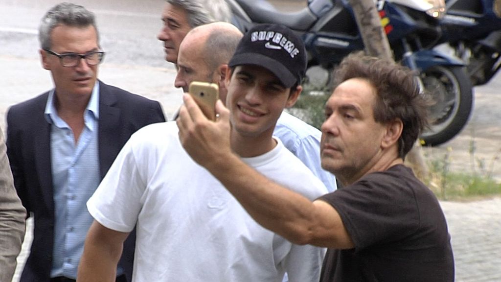 Carlos Alcaraz con un aficionado en Valencia