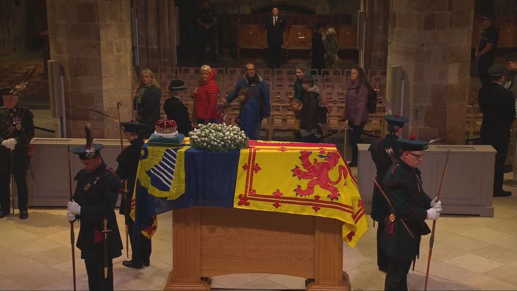 Centenares de personas muestran sus respetos a la reina Isabel II en Edimburgo