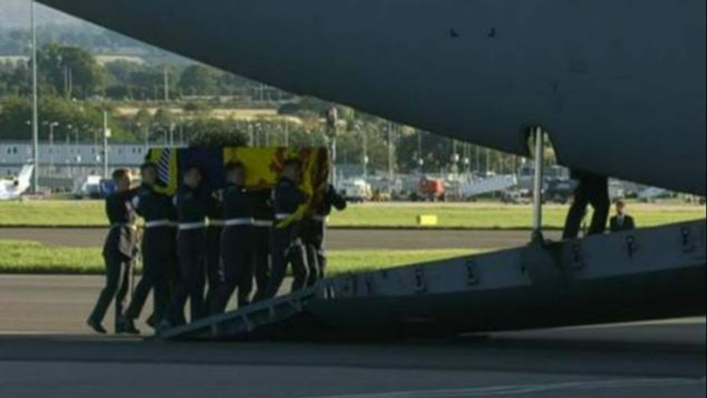 El avión RAF C-17 con el féretro de la reina, listo para despegar