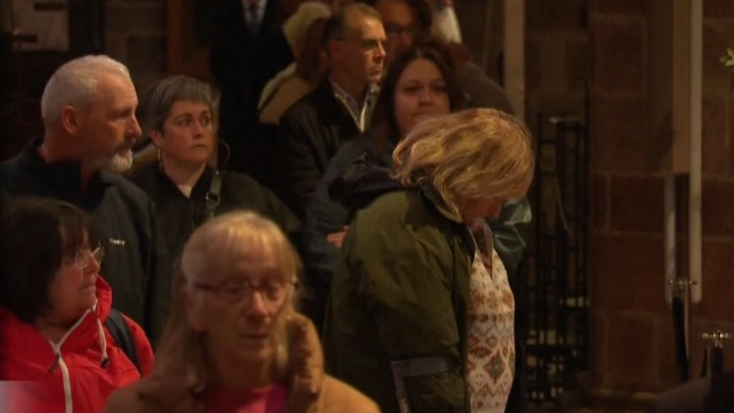 Cientos de personas hacen cola para despedirse de la reina Isabel II en St Giles