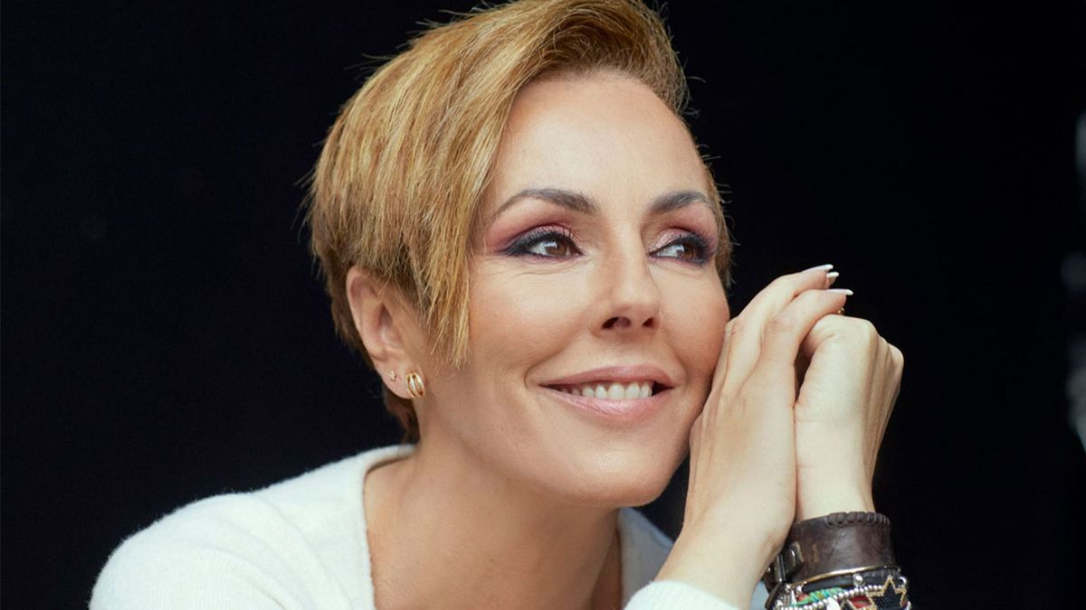 La estilista de Rocío Carrasco explica el significado oculto tras el look blanco de su docuserie