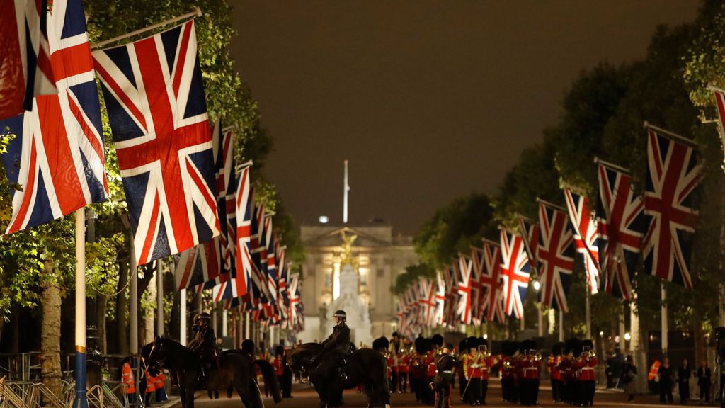 La Guardia Real se prepara para el traslado de los restos de Isabel II: nada puede fallar