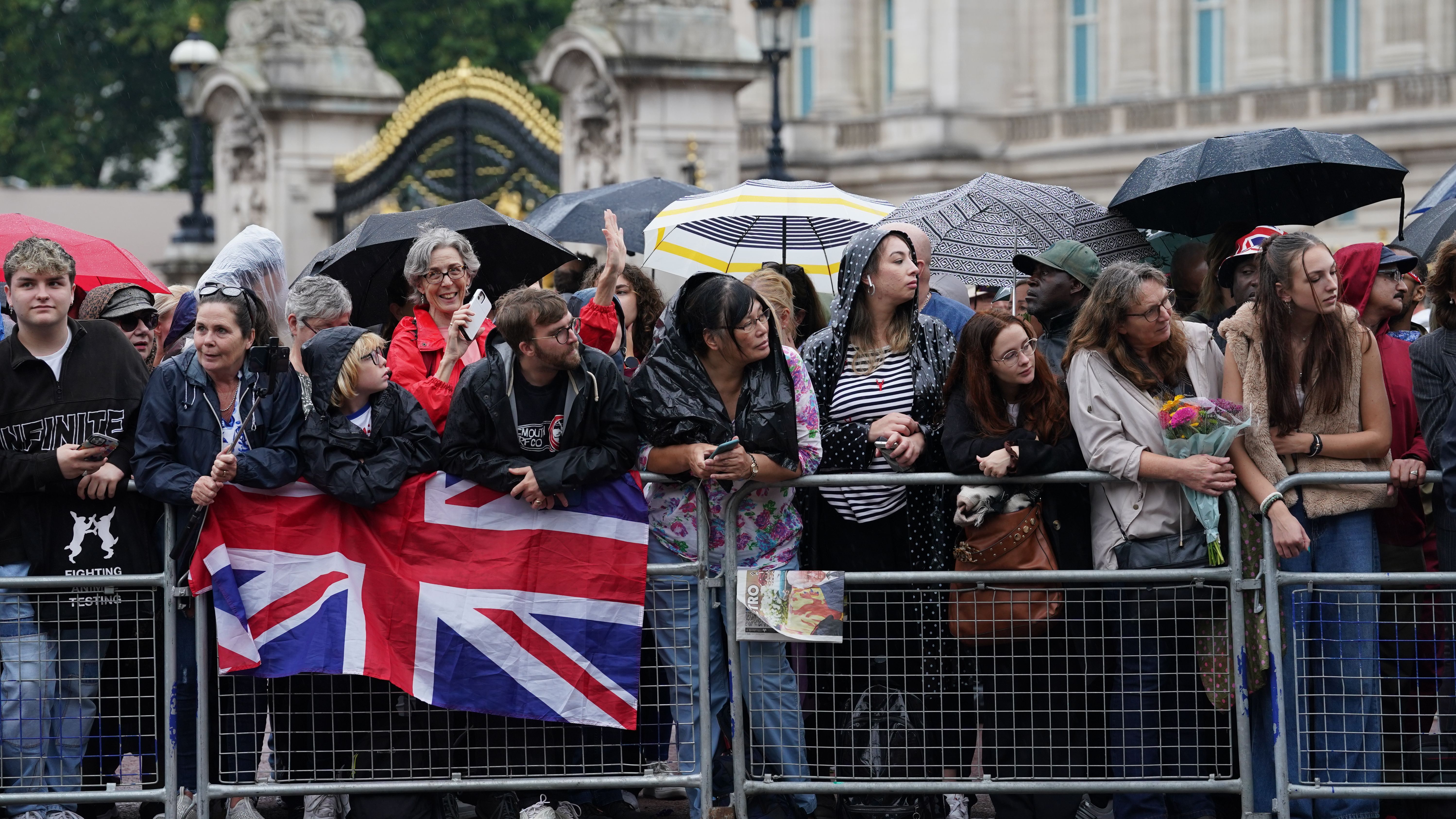La multitud crece en el Palacio de Buckingham