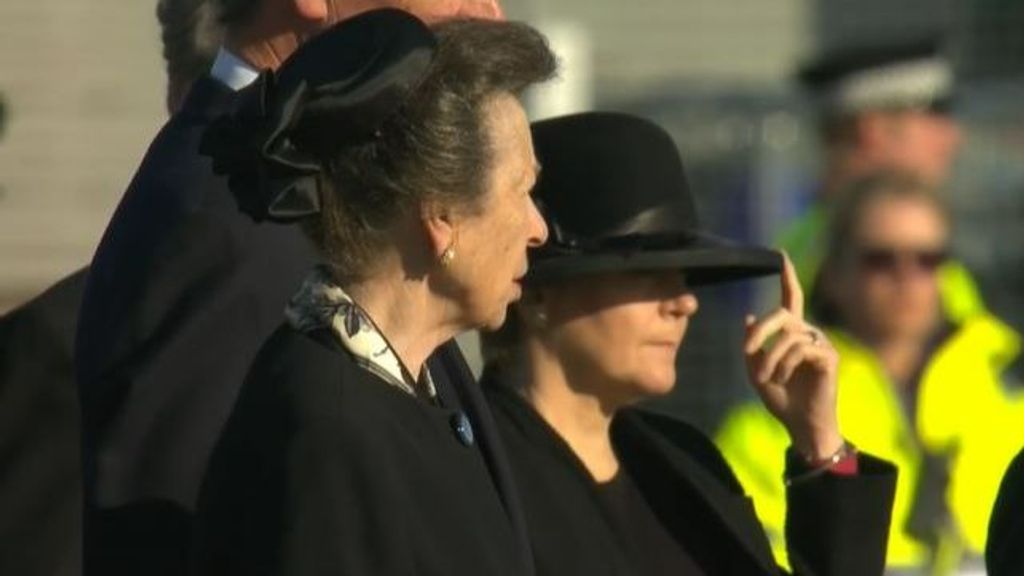 La princesa Ana preside el acto de despedida en el aeropuerto de Edimburgo