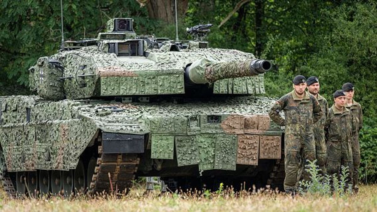 Soldados del ejército alemán en un tanque Leopard
