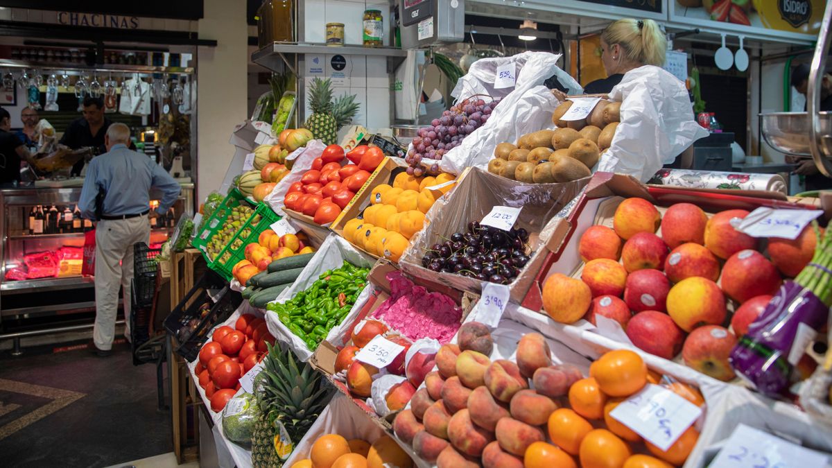 Un puesto de frutas y verduras de un mercado de abastos. A 12 de agosto de 2022, en Sevilla (Andalucía, España). Un puesto de frutas y verduras de un mercado de abastos. A 12 de agosto de 2022, en Sevilla (Andalucía, España).