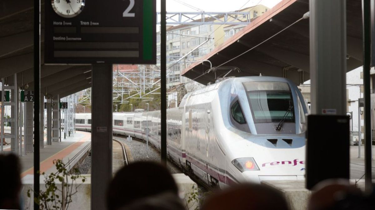 El AVE en Ourense en su trayecto inaugural. El AVE en Ourense en su trayecto inaugural.