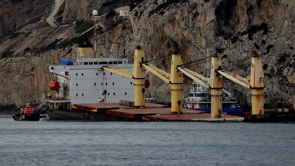 El buque OS35 semihundido frente a Gibraltar. El buque OS35 semihundido frente a Gibraltar.