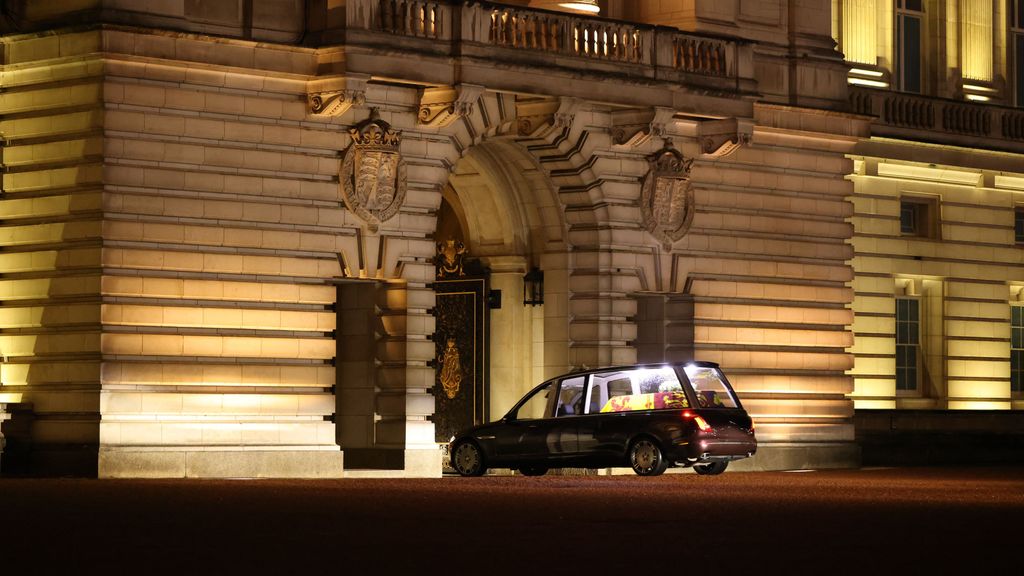 El féretro con los restos mortales de la reina Isabel II está siendo velado en la intimidad en el palacio de Buckingham