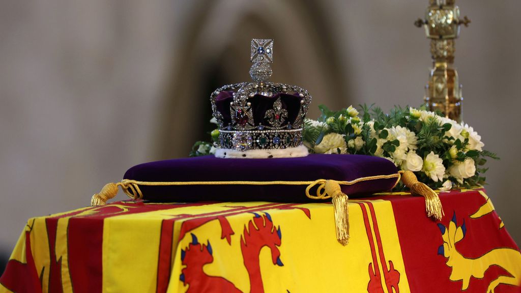 El féretro de la reina llega a Westminster Hall