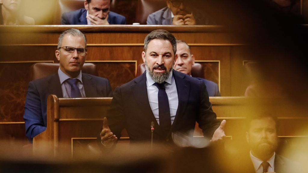 El líder de Vox, Santiago Abascal, interpela al presidente Sánchez en el primer control del curso político