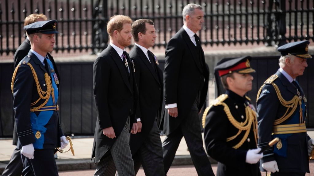 El príncipe Guillermo y el príncipe Enrique han caminado juntos tras el féretro de su abuela