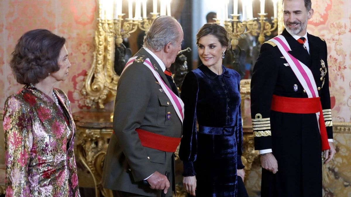 El rey Felipe VI, junto a la reina Letizia y los reyes eméritos, Juan Carlos y Sofía