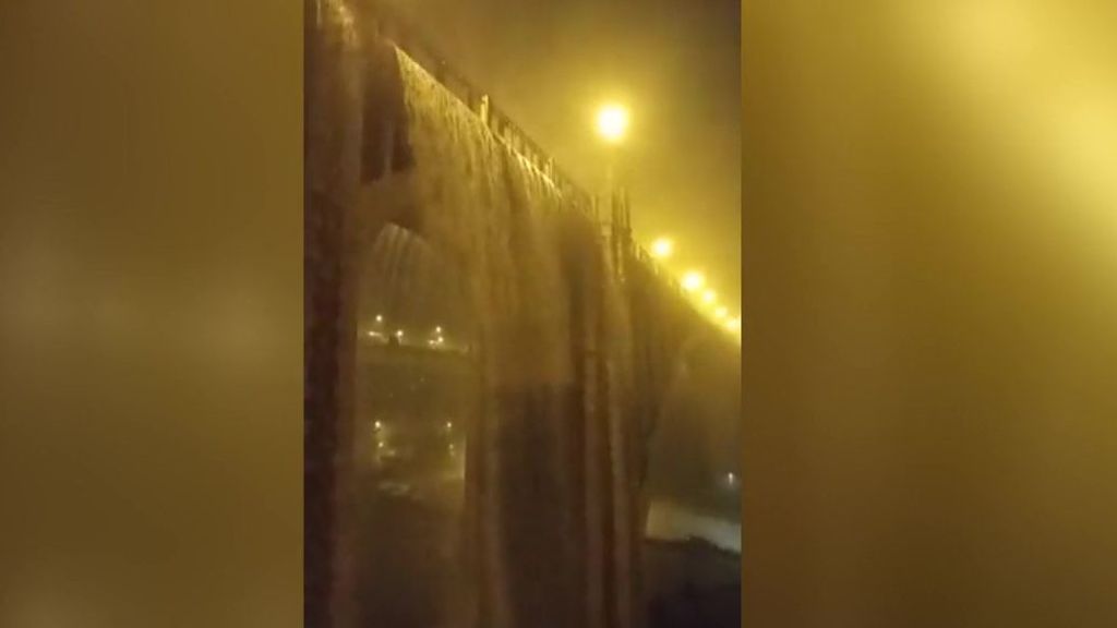 El viaducto de Teruel se convierte en una cascada por las lluvias