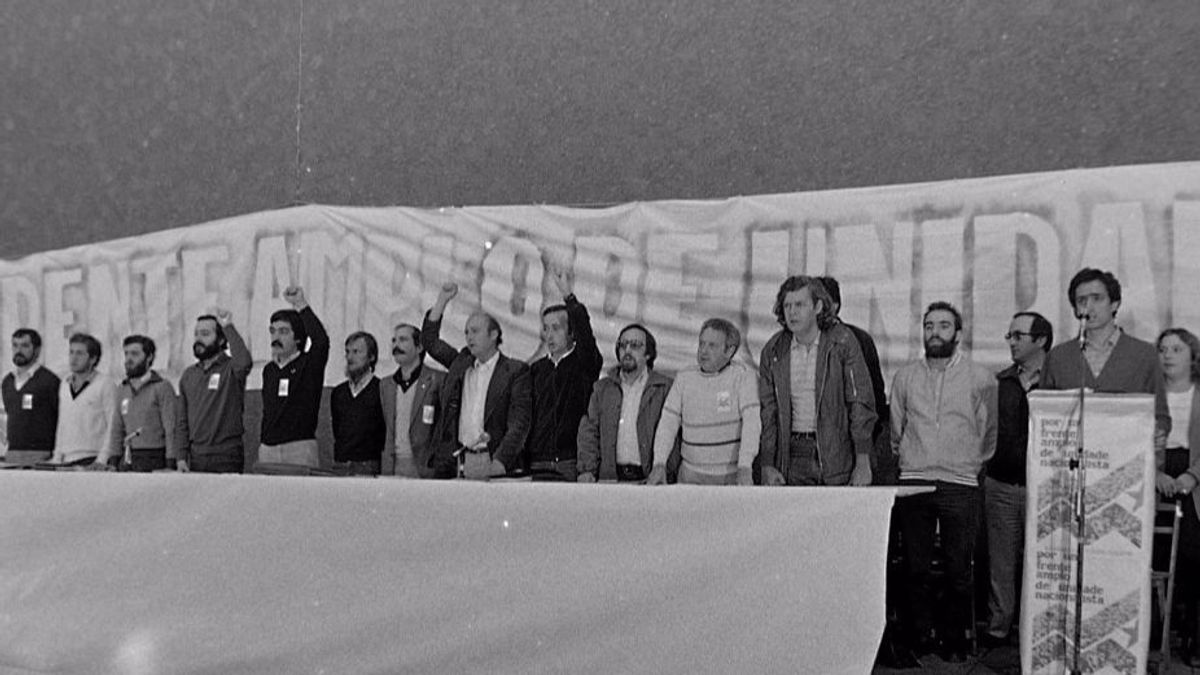 Foto fundacional del BNG, en la que aparece Beiras. Foto fundacional del BNG, en la que aparece Beiras.
