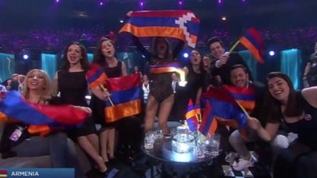 La cantante armenia Iveta Mukuchyan ondeó ante la cámara una bandera de Nagorno Karabaj en Eurovisión 2016