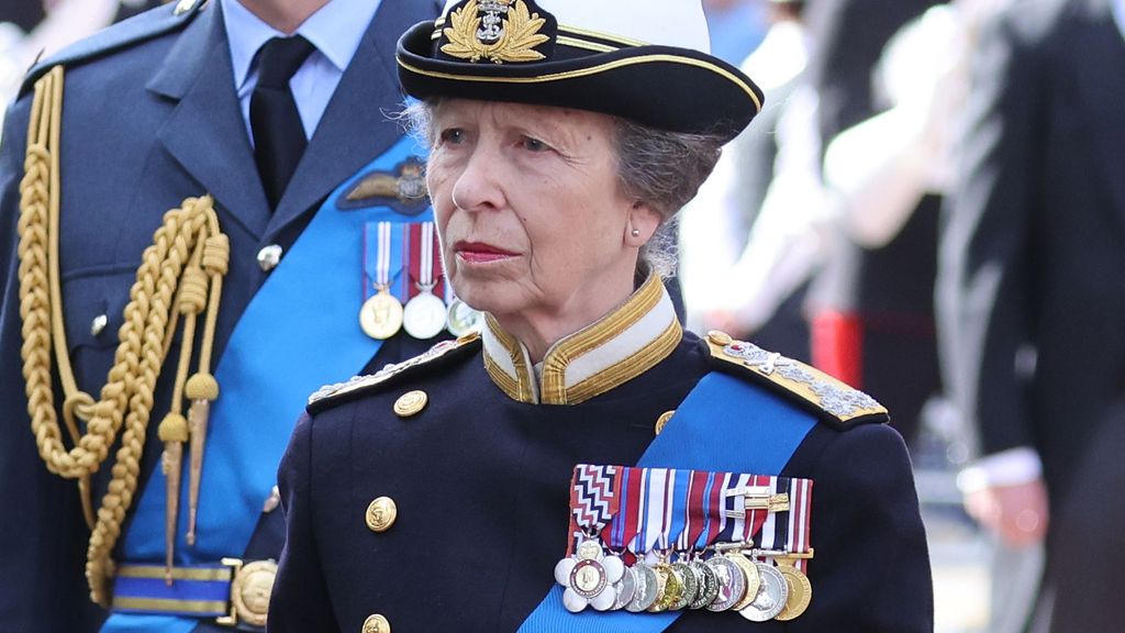 La princesa Ana, vestida con uniforme militar en el cortejo fúnebre de Isabel II en Londres