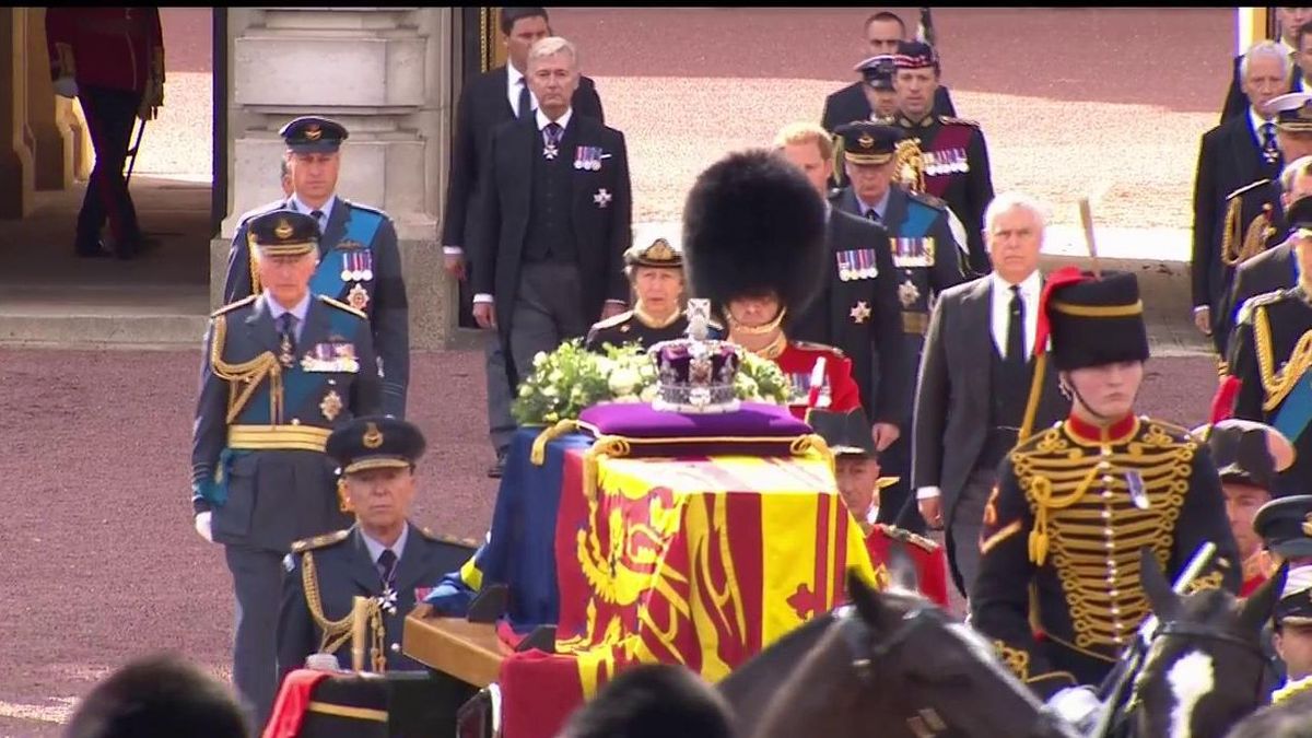 Sale el cortejo fúnebre de la reina Isabel II