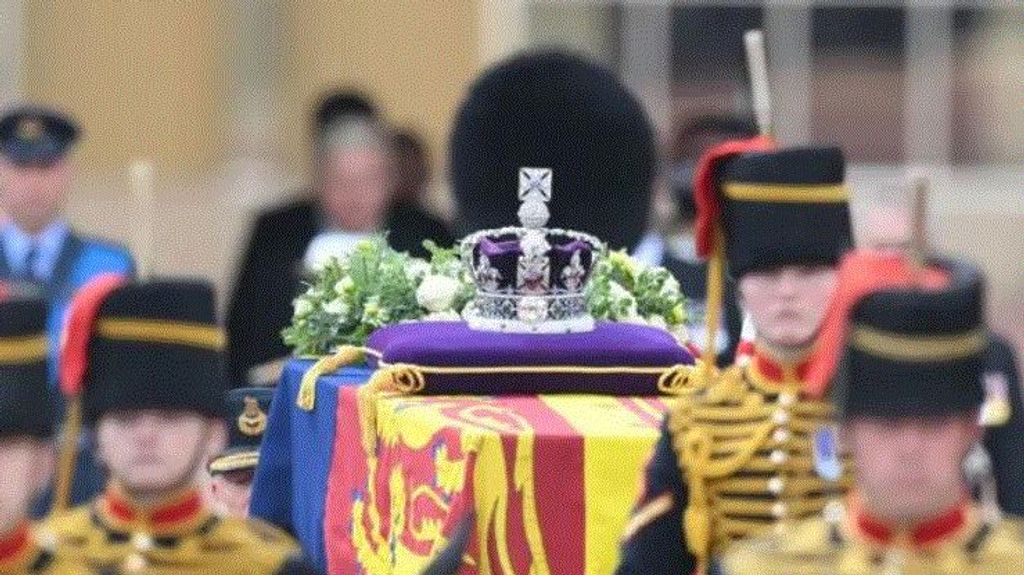 Sale el féretro de la reina Isabel II de Buckingham Palace