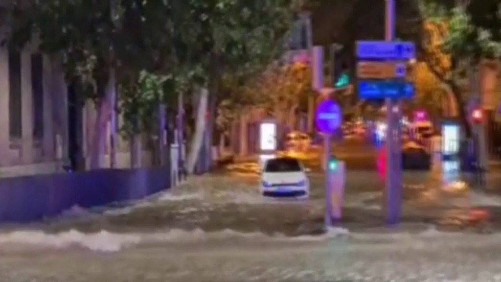 Las imágenes del caos en Madrid: una rotura de una tubería genera una gran inundación