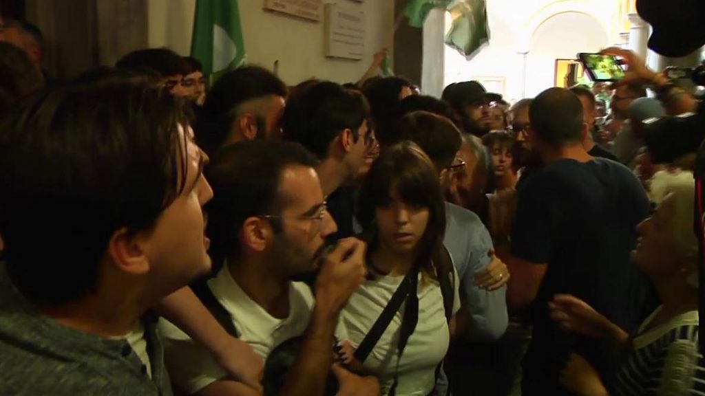 Máxima tensión en el boicot a Macarena Olona en Granada