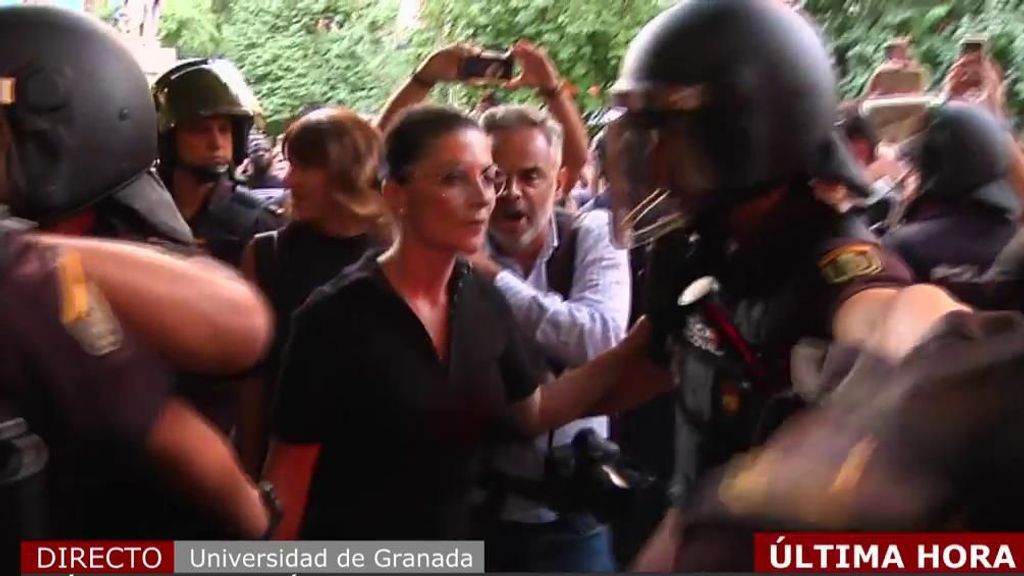 La llegada de Macarena Olona escoltada por policías