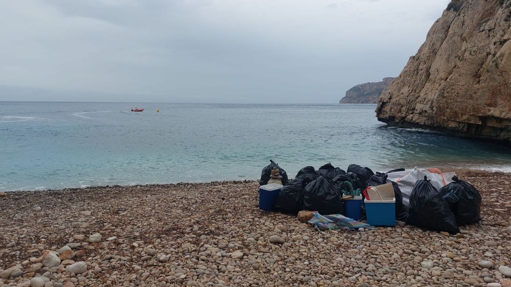 Basura retirada en la orilla de la cala