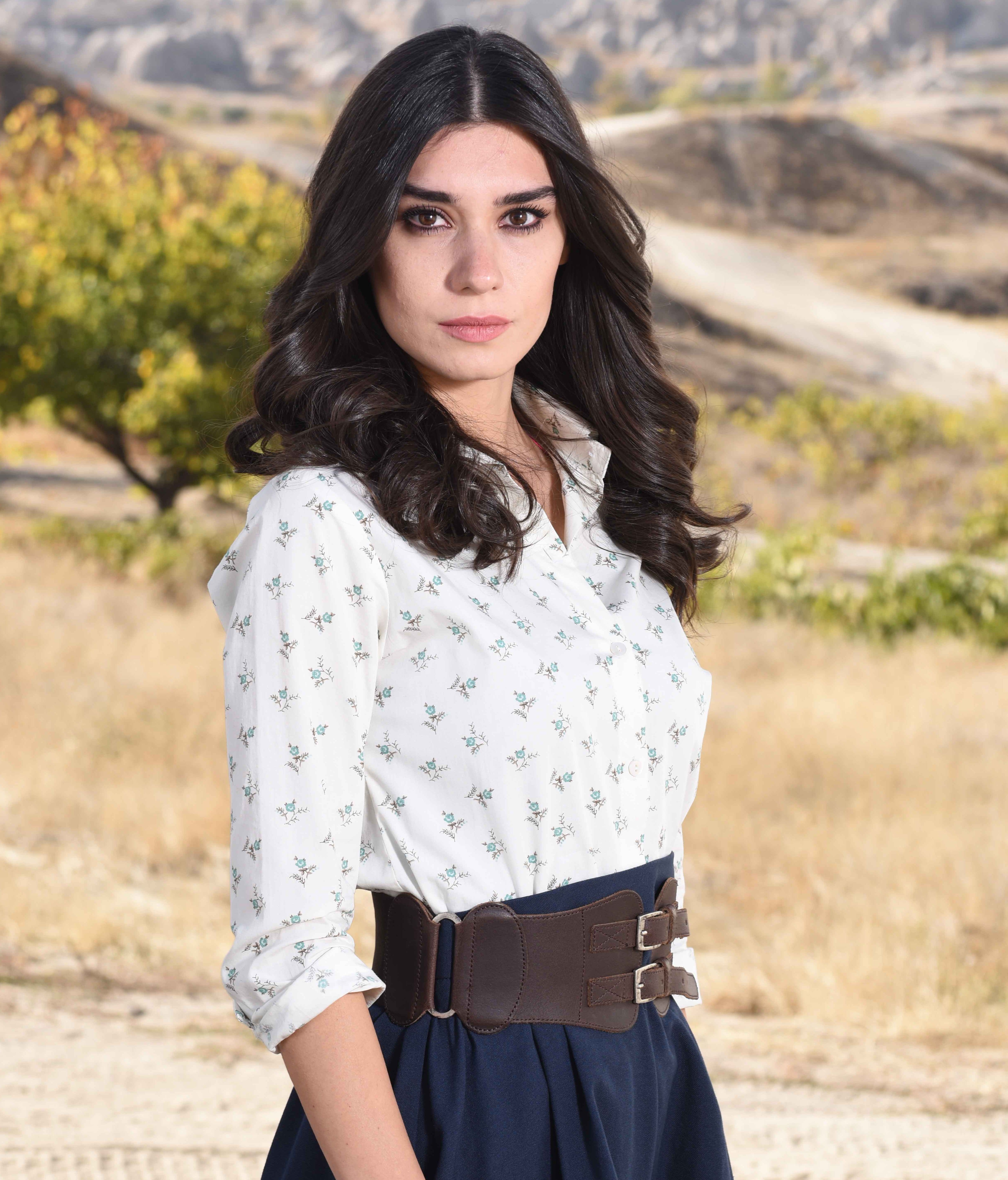 Burcu Kıratlı es Mavi Yılmaz