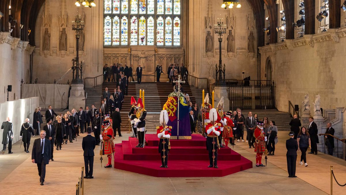 Cola interminable para dar el último adiós a la reina Isabel II en Londres.