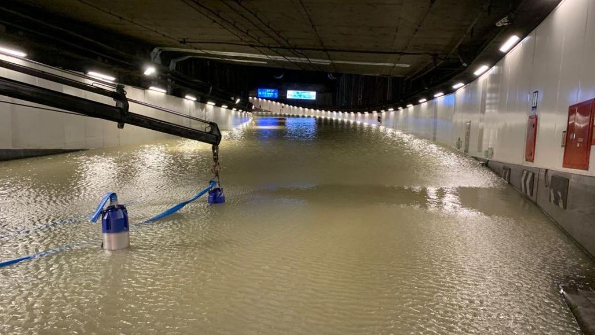 La rotura de una tubería provoca el caos en Madrid: cortan los accesos a Marqués de Vadillo y al túnel de la M-30